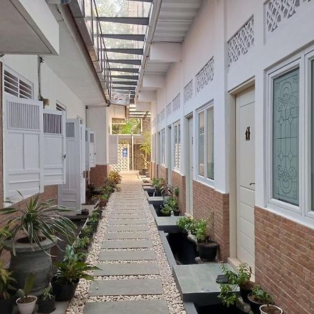 Bu Sepuh GuestHouse Sangkanurip Extérieur photo