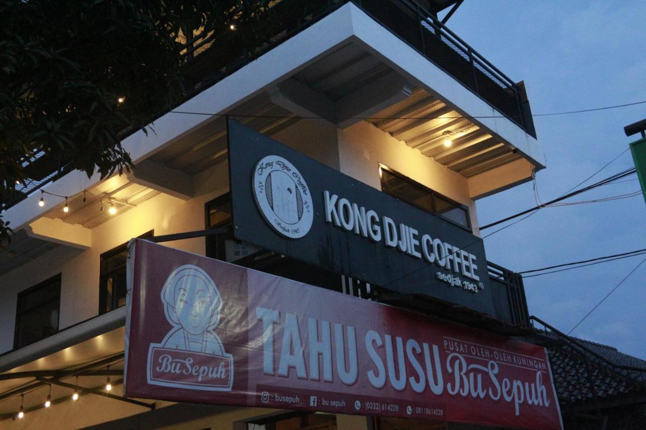 Bu Sepuh GuestHouse Sangkanurip Extérieur photo
