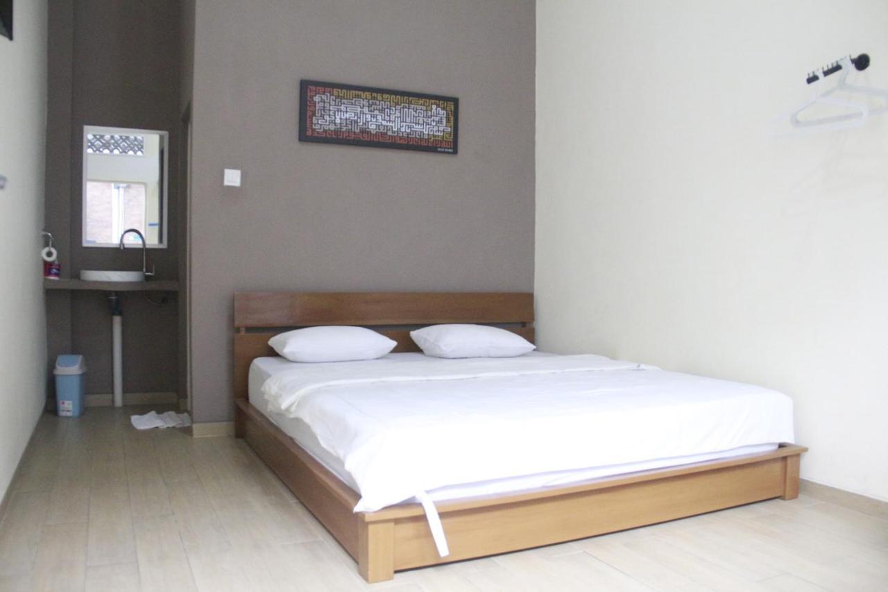 Bu Sepuh GuestHouse Sangkanurip Extérieur photo