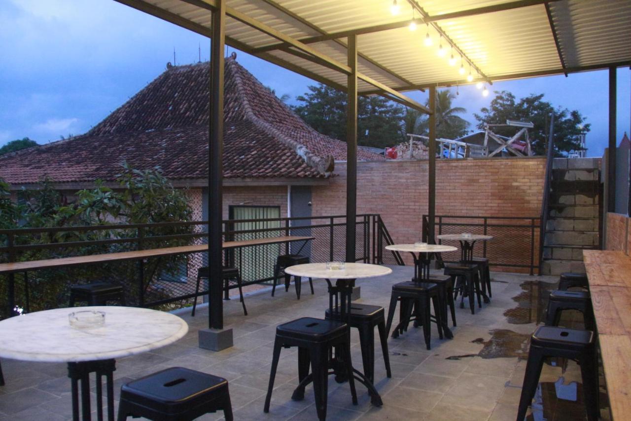 Bu Sepuh GuestHouse Sangkanurip Extérieur photo